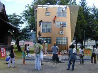 Leandro Erlich photo by  ͵